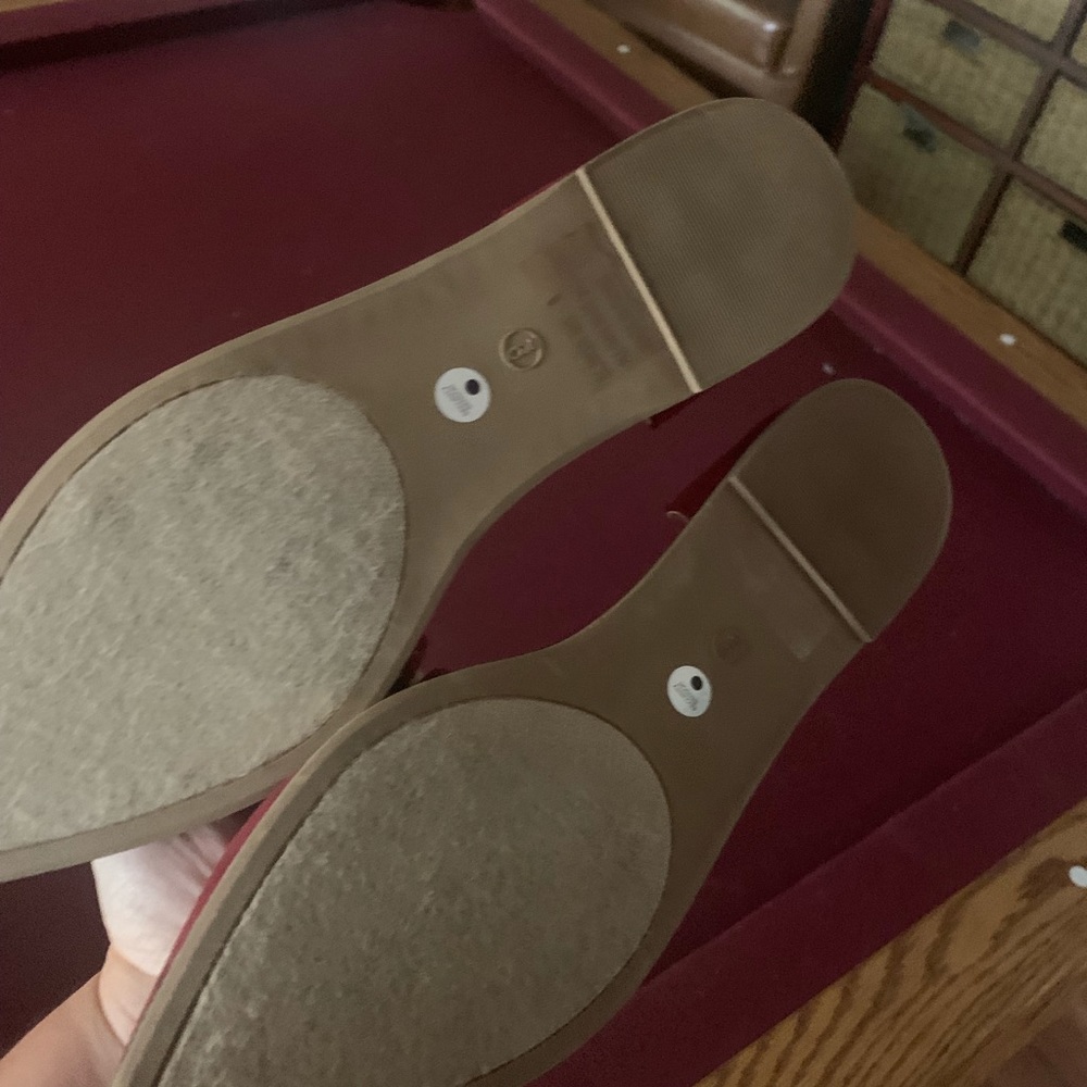 Red flats gold pointed toe - Picture 3 of 5